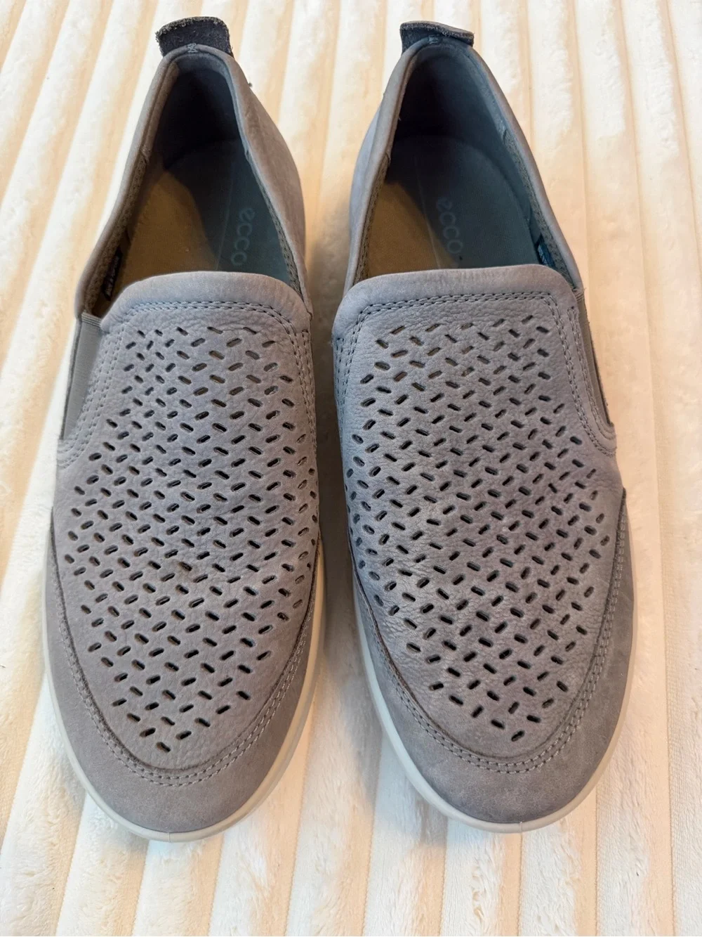 Men’s Ecco Gray Perforated Slip-On Premium Leather Loafers Sz 8